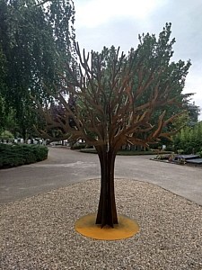 Gedenkboom op begraafplaats Ridderkerk. Het corten staal begint te oxideren