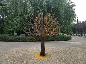 Gedenkmonument begraafplaats Ridderkerk. Het corten staal begint te oxideren