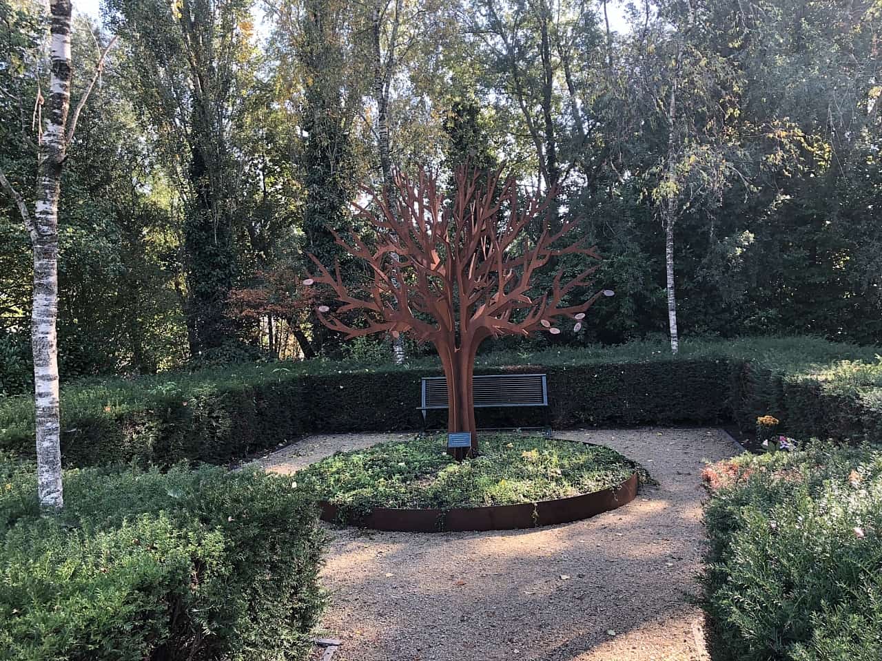 corten staal gedenkmonument op begraafplaats Abcoude