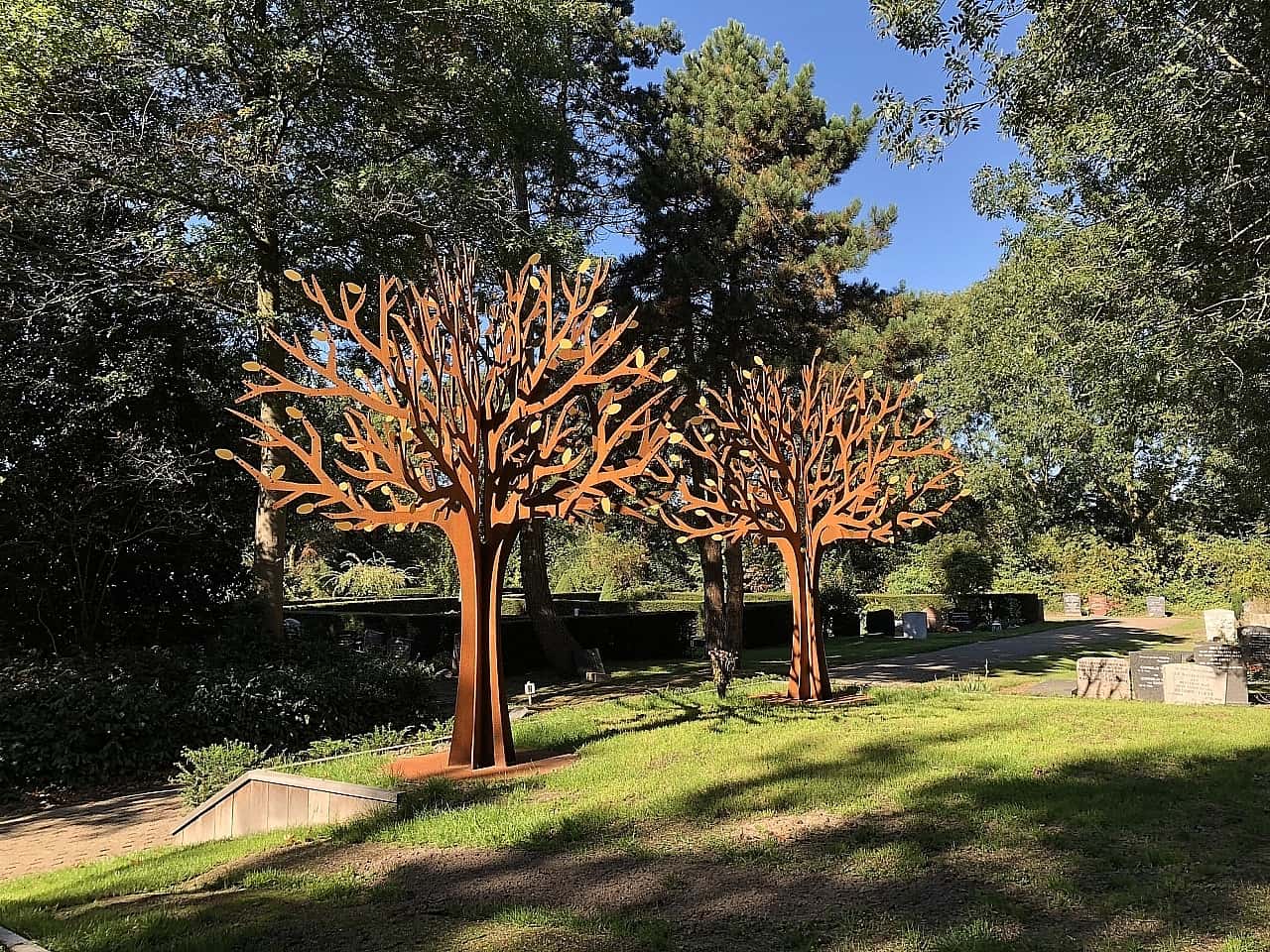 Gedenkbomen op verzamelgraf begraafplaats Waalhoven 2