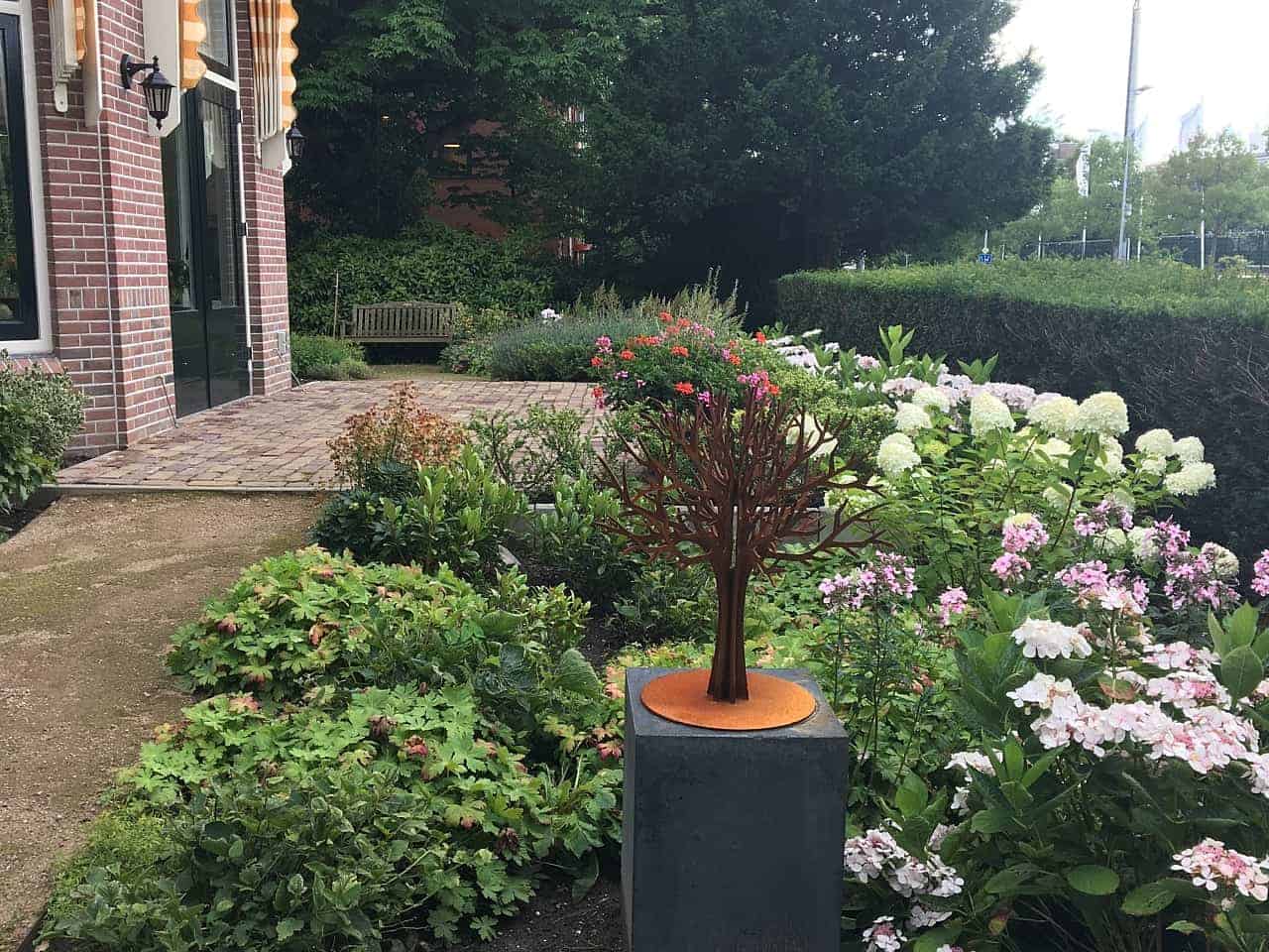 Klein gedenkmonument op sokkel voor hospice