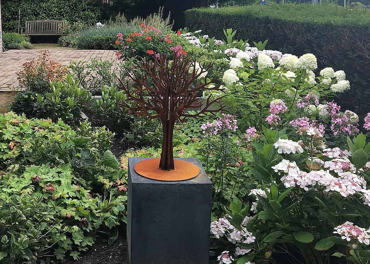 stalen boompje als gedenkmonument in tuin hospice