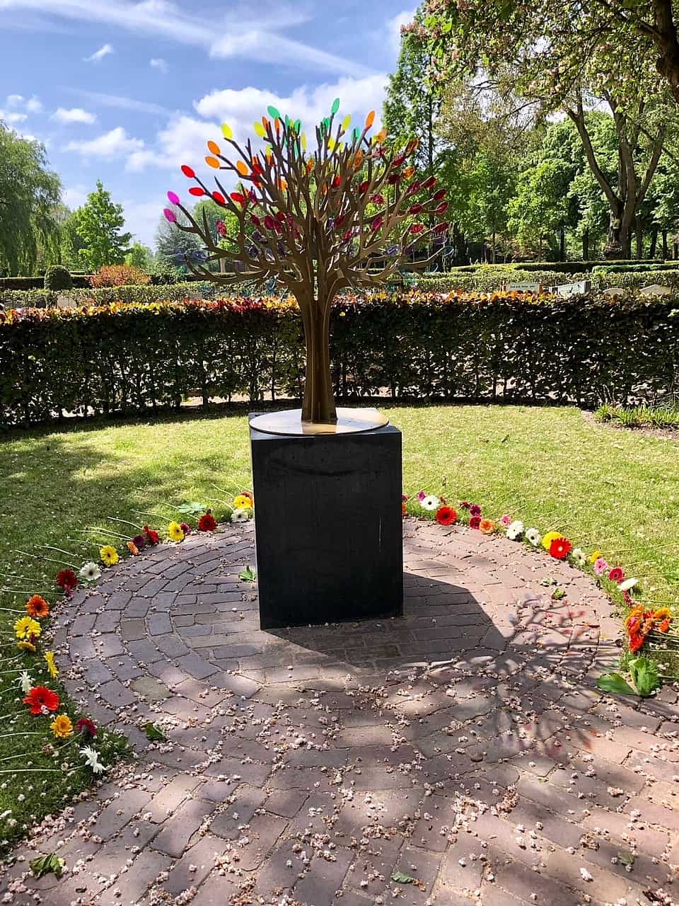 Kindermonument voor prematuren en babies op begraafplaats Akendam