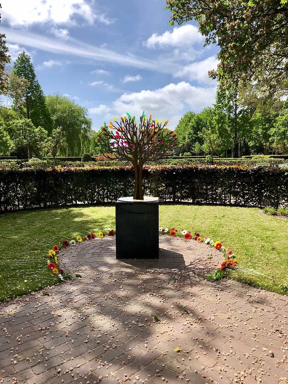 Kinderhofje met gedenkboom voor sterrenkinderen op begraafplaats Akendam