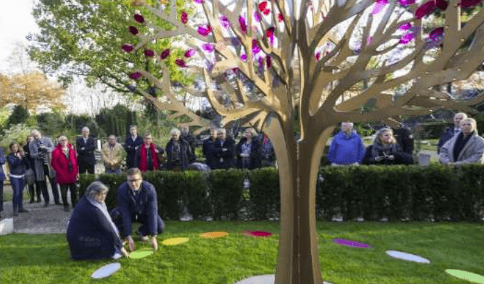 Opening gouden gedenkboom voor sterrenkinderen op begraafplaats Waalhoven