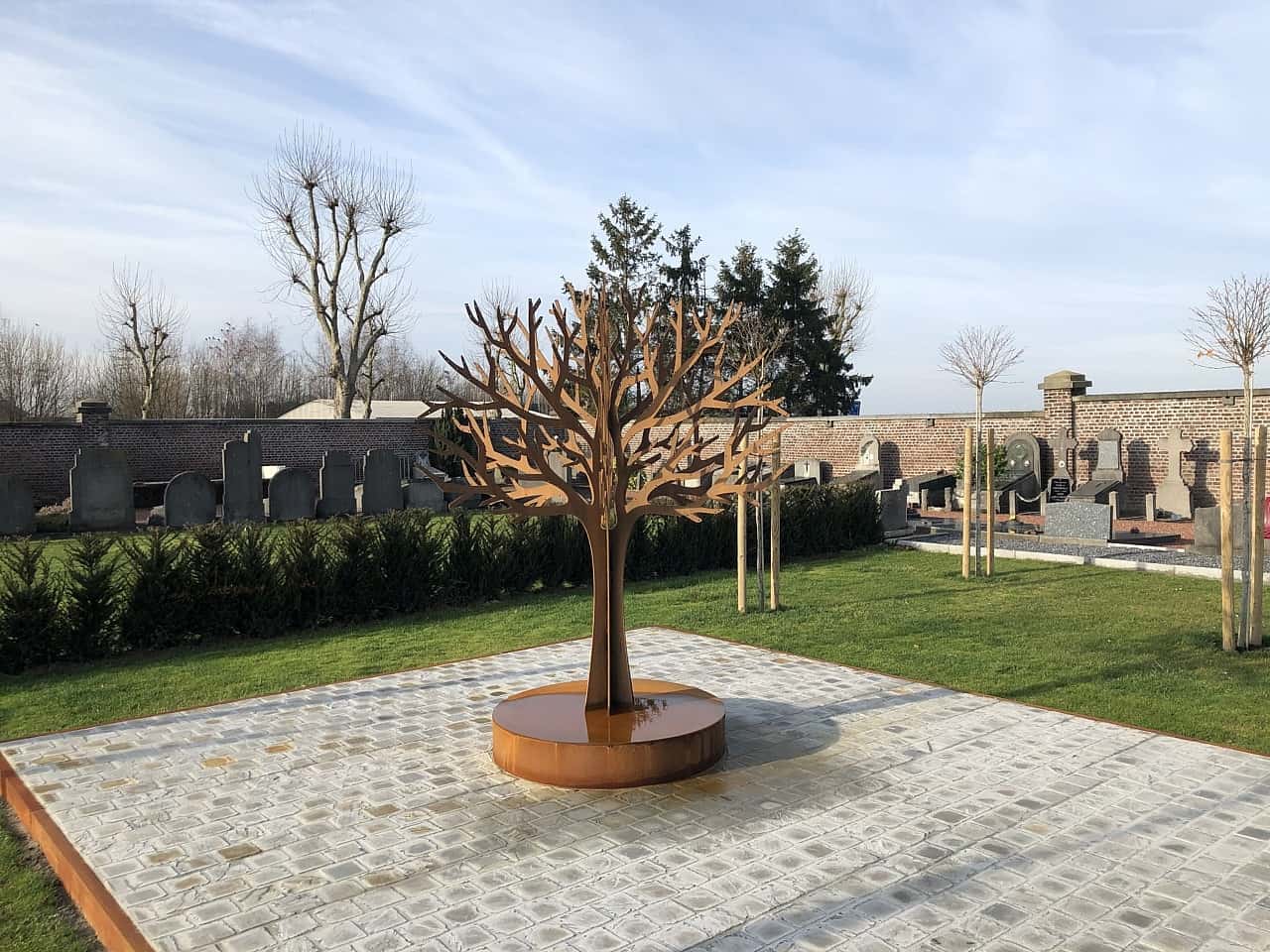 gedenkboom op begraafplaats Zaventem bij het nieuw aangelegde strooiveld