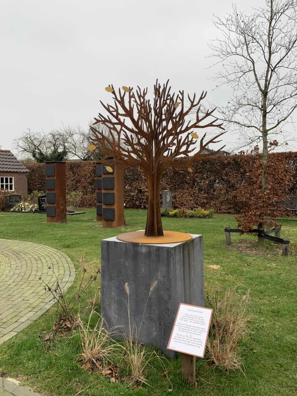 Gedenkmonument bij nieuw aangelegd strooiveldje begraafplaats Dalfsen 1