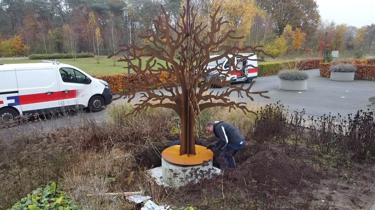 Plaatsing cortenstalen gedenkboom bij de ingang van crematorium Uden 1