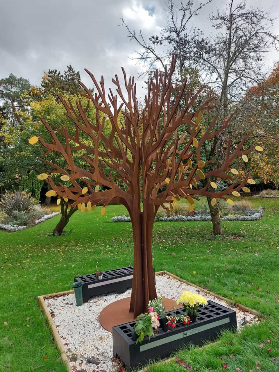 Gedenkmonument staat bij ingang van het crematorium