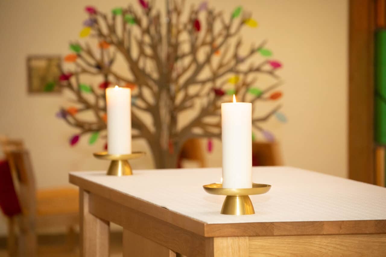 gouden gedenkboom in kapel ziekenhuis voor gedenken en dagelijkse reflectie 2