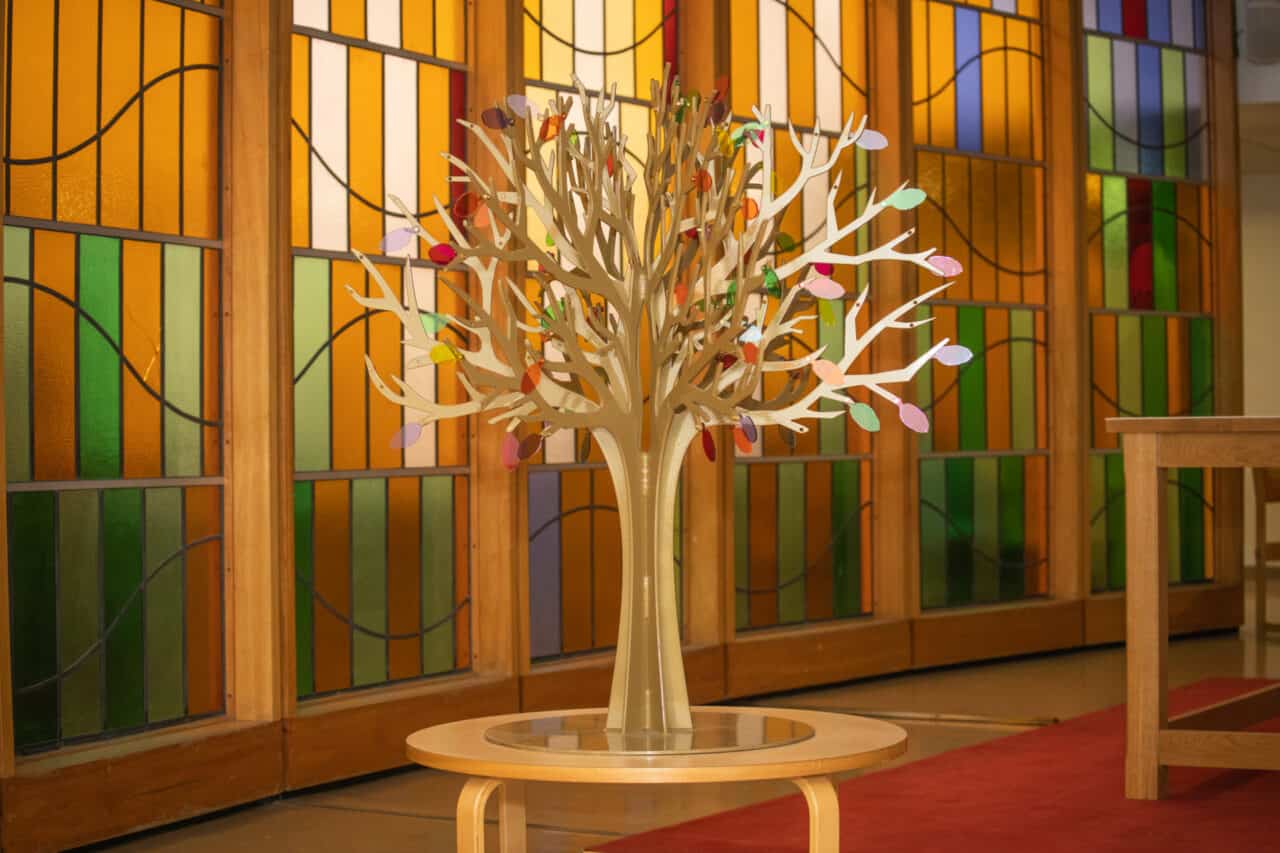 gouden gedenkboom in kapel ziekenhuis voor gedenken en dagelijkse reflectie 1
