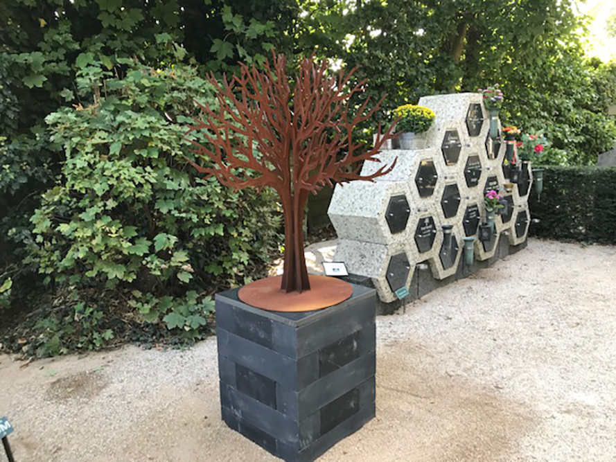 gedenkmonument op RK begraafplaats Velp